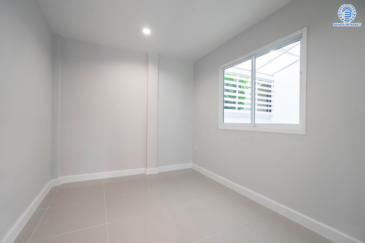 บ้านมือสองตกแต่งใหม่ แบรนด์ LH ม.ชลลดา บางใหญ่-เซ็นทรัลเวสต์เกต หลังใหญ่ เนื้อที่ 52.5 ตร.ว. ฟังก์ชัน 5 ห้องนอน (มีห้องนอนชั้นล่าง 2 ห้อง) 2 ห้องน้ำ 2 ที่จอดรถ Facilities ครบครัน บนทำเลเดินทางสะดวก เชื่อมต่อถ.กาญจนาภิเษก และเพียง 10 นาทีถึงรถไฟฟ้า "สถานีคลองบางไผ่"